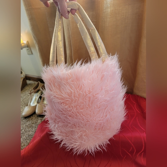 Pink fuzzy purse - Picture 2 of 10